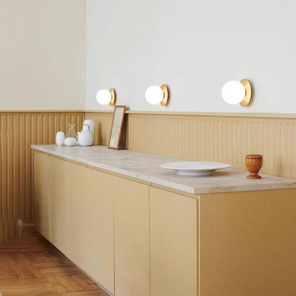 Nowoczesna lampa ścienna ze szkła opalowego, styl vintage z połowy wieku, idealna do łazienki lub jako lampka nocna do pokoju dziecięcego lub korytarza.