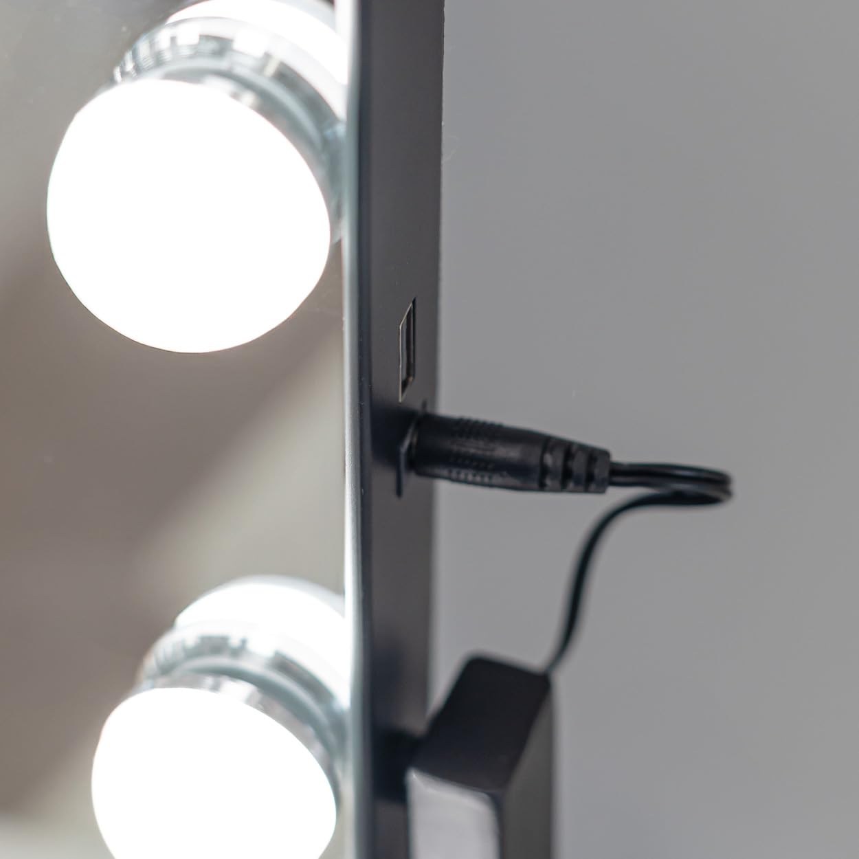 Flamingueo Espejo Maquillaje con Luz - 15 LED - 3 Modos de Luz - Intensidad Ajustable - Control Táctil - Cargador Inalámbrico para Móvil - Espejo Aumento - Posición Regulable - Negro - 64x12x54,5cm