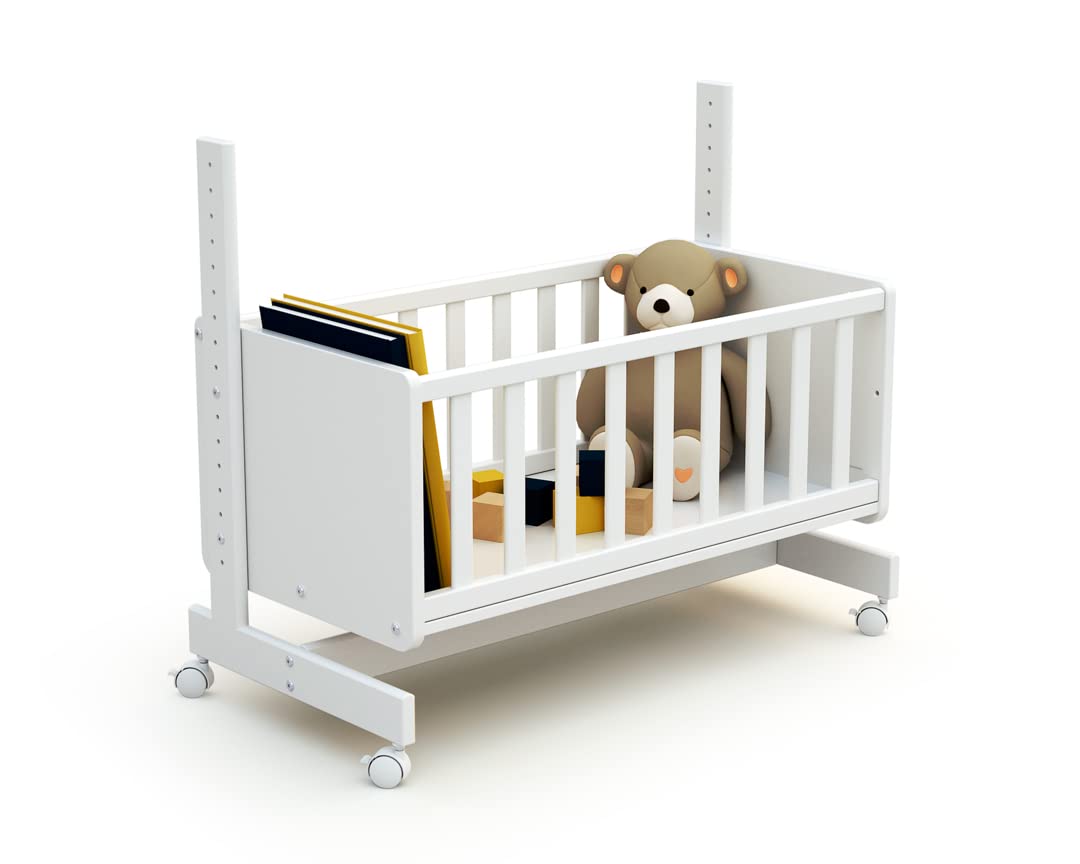 AT4 – Weige Babybett Beistellbett Holz mit Matratze und rollen CONFORT Weiß 40 x 80 cm| 86 x 58,5 x 80 cm | Kinderbett mit Matratze inklusive 40x80x5cm | 4 multidirektionale Räder | Leicht zu bewegen