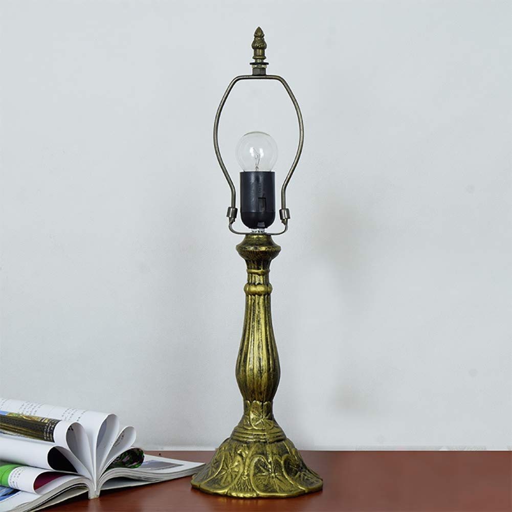 Mozaikowy szklany stolik, lampka nocna, lampa z brązową podstawą