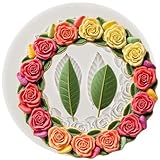 Nombreuses utilisations : les moules en silicone en forme de rose sont adaptés pour la fabrication de bonbons, chocolat, sucre, caramel, gâteau, biscuits, pain, gelée, glace, savon, cire, etc. Les moules à chocolat en silicone en forme de couronne de roses peuvent être utilisés pour les festivals importants et les anniversaires tels que Noël, Halloween, les fêtes d'anniversaire, les fêtes de remise de diplôme, les fêtes prénatales, les mariages et ainsi de suite. Moule à chocolat en forme de guirlande de fleurs pour rendre votre fête plus amusante et significative.