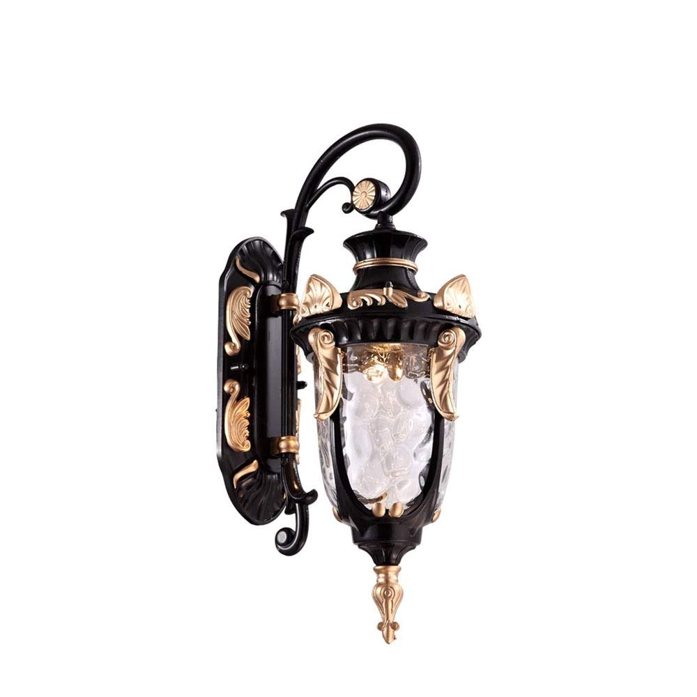 Lampe murale étanche pour sécuriser un escalier extérieur sombre au style européen