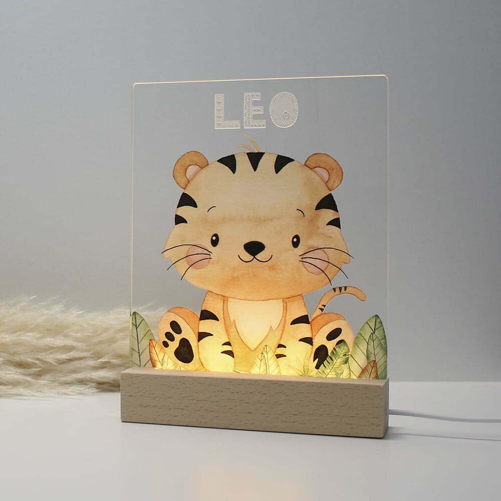 Dehome - Luz Nocturna Infantil Personalizada con Nombre – Lámpara Quitamiedos con el Nombre Grabado que se Ilumina – Luz LED Cálida, Regalo Bebé Nacimiento y Bautizo - Safari
