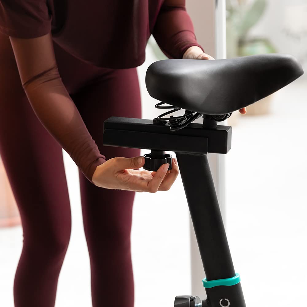 Cecotec Bicicletta Indoor, Resistenza Manuale, Manubrio e Sella Sport, Schermo LCD, Sensore di Frequenza Cardiaca e Calapies