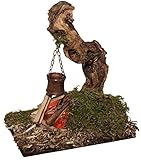 auf bemooster Holzplatte mit Holzscheiten und Holzschnitzel