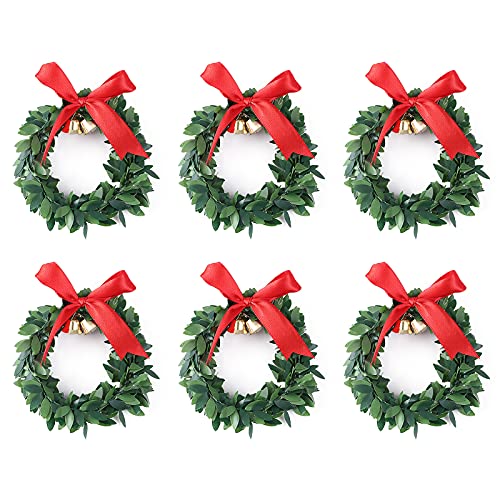 Couronnes de bougies de Noël et guirlandes de feuilles vertes artificielles de table