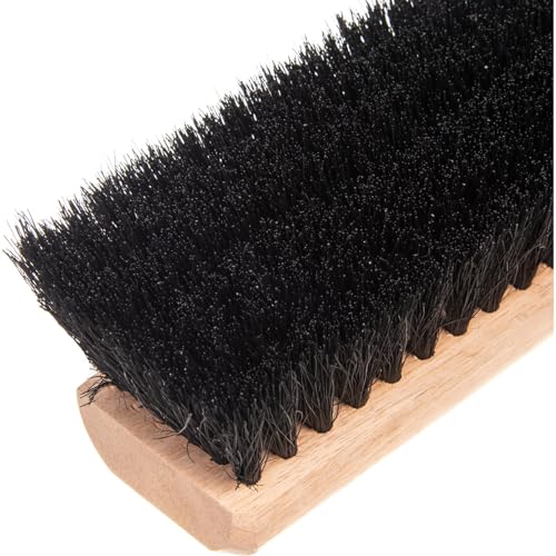 Nettoyage de grands entrepôts avec le balai Carlisle en bois et fibres de Tampico