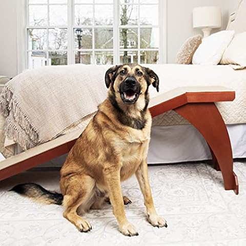 PetSafe CozyUp Bettrampe für Hunde und Katzen - robuster Rahmen unterstützt bis zu 54,4 kg - Möbelqualität Holz Haustierrampe mit Kirsch-Finish - Hochlauf-Teppich-Oberfläche, ideal für ältere Tiere Cover