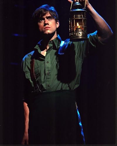 Miniatura 1 de Posterazzi Aaron Tveit Holding Lantern In Wicked Photo Print (8 x 10) - Referencia # MVM00845
