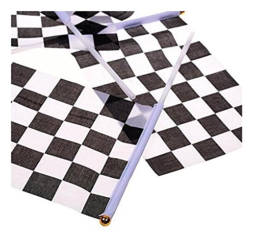Drapeaux à carreaux blancs et noirs sur l'arbre et le pôle | Photo Premium Drapeaux à carreaux blancs et noirs sur l'arbre et le pôle | Photo Premium