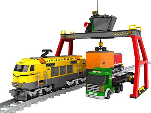 Preisvergleich Produktbild Modbrix Bausteine Verladeterminal mit Güterzug + 2 Güterwagen, LKW mit Container Auflieger, Verladekran und Schienen, 792 Bausteine