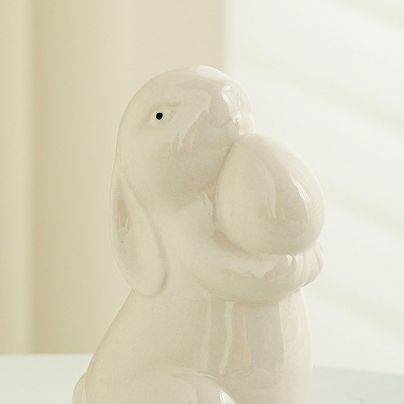 Artibetter 2 Stück Keramik Kaninchen mit Ei Kleine Hasenfiguren in Weiß und Rosa als Osterdekoration für Tisch und Kinderzimmer
