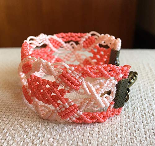 Pulsera macrame hecha a mano color coral en dos tonos. Mide aproximadamente 16 cm. de largo