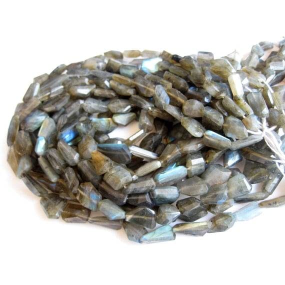 Labradorite naturelle contre les bijoux ternes avec ces perles facettées de 12-17mm
