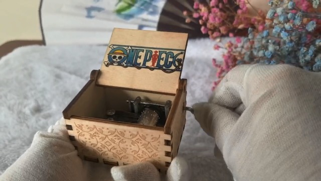 Boîte à Musique Bois L'Attaque Des Titans - Cadeau Manivelle Gravée