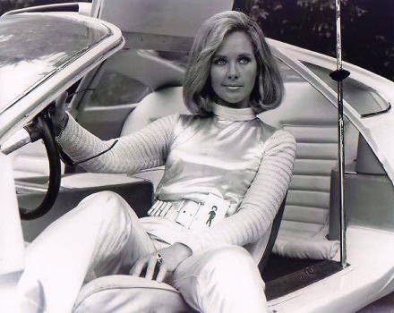 Amazon ブロマイド写真 海外ドラマ 謎の円盤ufo レイク大佐 ワンダ ベンサム 白黒 車に乗る アイドル 芸能人グッズ 通販