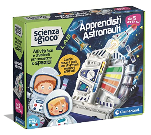COSA CONTIENE: gioco scientifico Made in Italy per bambini dai 5 anni in su; include cartonati del sistema solare, razzi personalizzabili con adesivi, una rampa di lancio, elementi glow in the dark e un poster illustrato