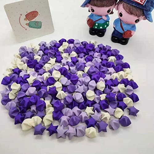 Étoiles en papier origami porte-bonheur pour message romantique de la Saint-Valentin et mariage