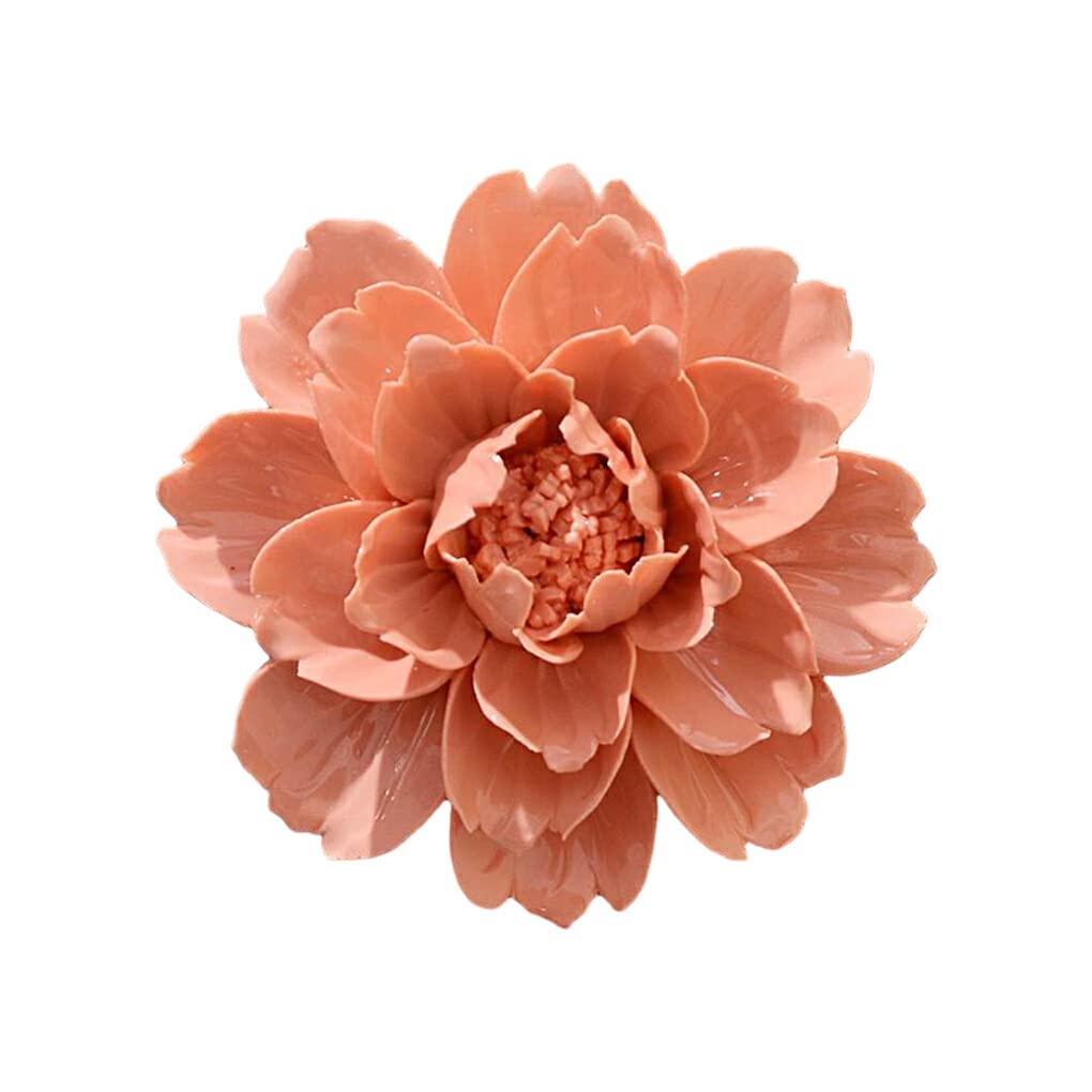 Fleur en céramique murale pour casser la monotonie d'un mur blanc