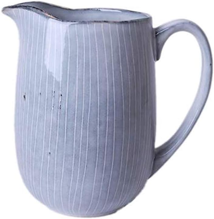 brocca d'acqua per servire