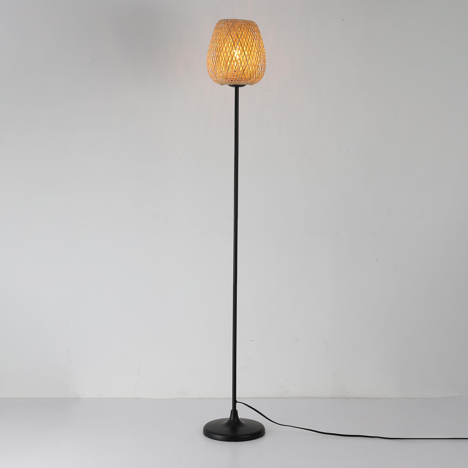 Alpinaluz Stehlampe E27 Naturschirm Weide Bambus Schwarzer Fuß | Handgeflochtener Schirm und schwarzer Metallfuß, nordischer Boho-Stil für Wohnzimmer, Schlafzimmer, Sofa und Leseecke