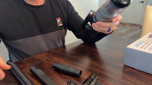 Delicate and powerful little vacuum cleaner