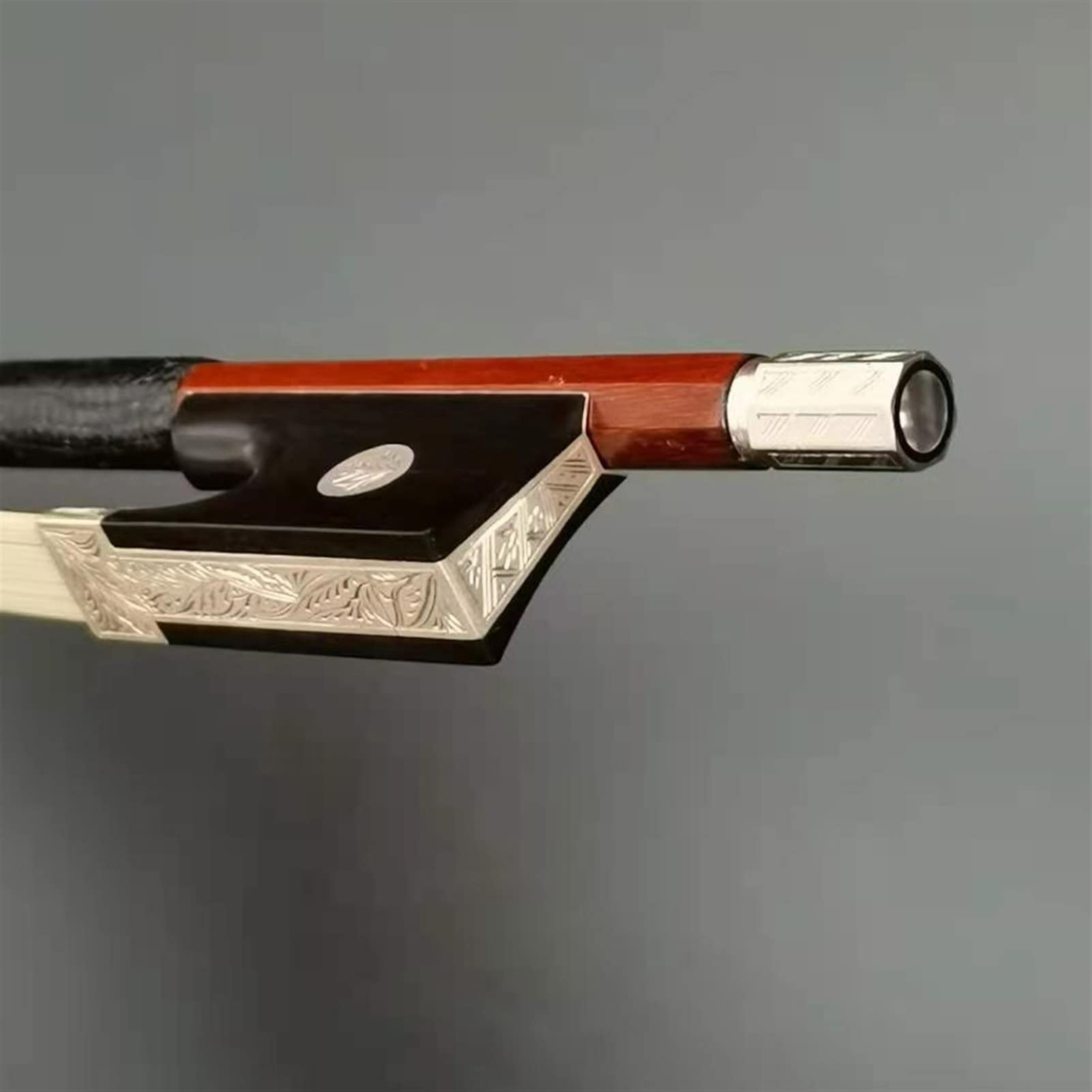 FLFL 4/4 Größe Violin Bogen Pernambuco Runder Stift Ebenholz Geschnitzte Blume Frosch Handy Handarbeit Silberteile Geigenbogen voller Größe