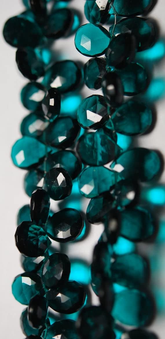 Quartz bleu paon de prestige taillé en briolette 14mm pour haute joaillerie