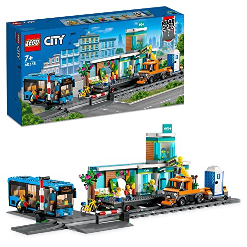 Lego 60335 City La Gare, Jouet avec Bus, Nacelle Élévatrice, 6 Minifigurines et Plaques de Route, Compatible avec Train City, Cadeau Enfants, Filles et Garçons 7 Ans