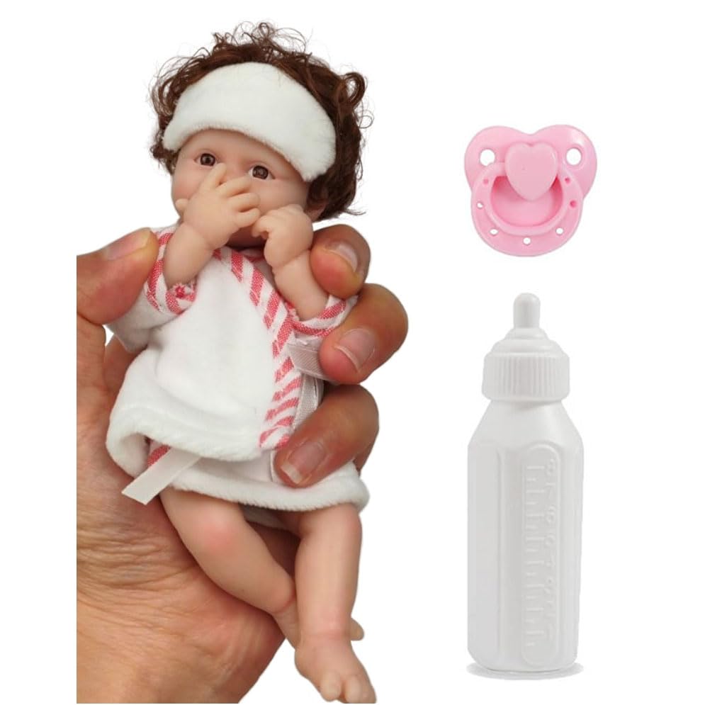 【Fatto a Mano Squisito】: La bambola è stata realizzata con testa in vinile siliconico morbido di prima scelta, corpo in vinile siliconico completo, tocco confortevole, sicuro e non tossico.Ciglia applicate a mano. La bambola con braccia e gambe mobili, il bambino può sedersi, può sdraiarsi e non può stare in piedi o parlare.