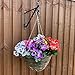 Sztuczny wiszący kosz, wspornik i kwiaty - zestaw wiszących koszy, wspornik i 6 roślin bratek do użytku na zewnątrz - dekoracje ze sztucznych kwiatów w kolorze odpornym na blaknięcie UV - uchwyt w zestawie (duży)