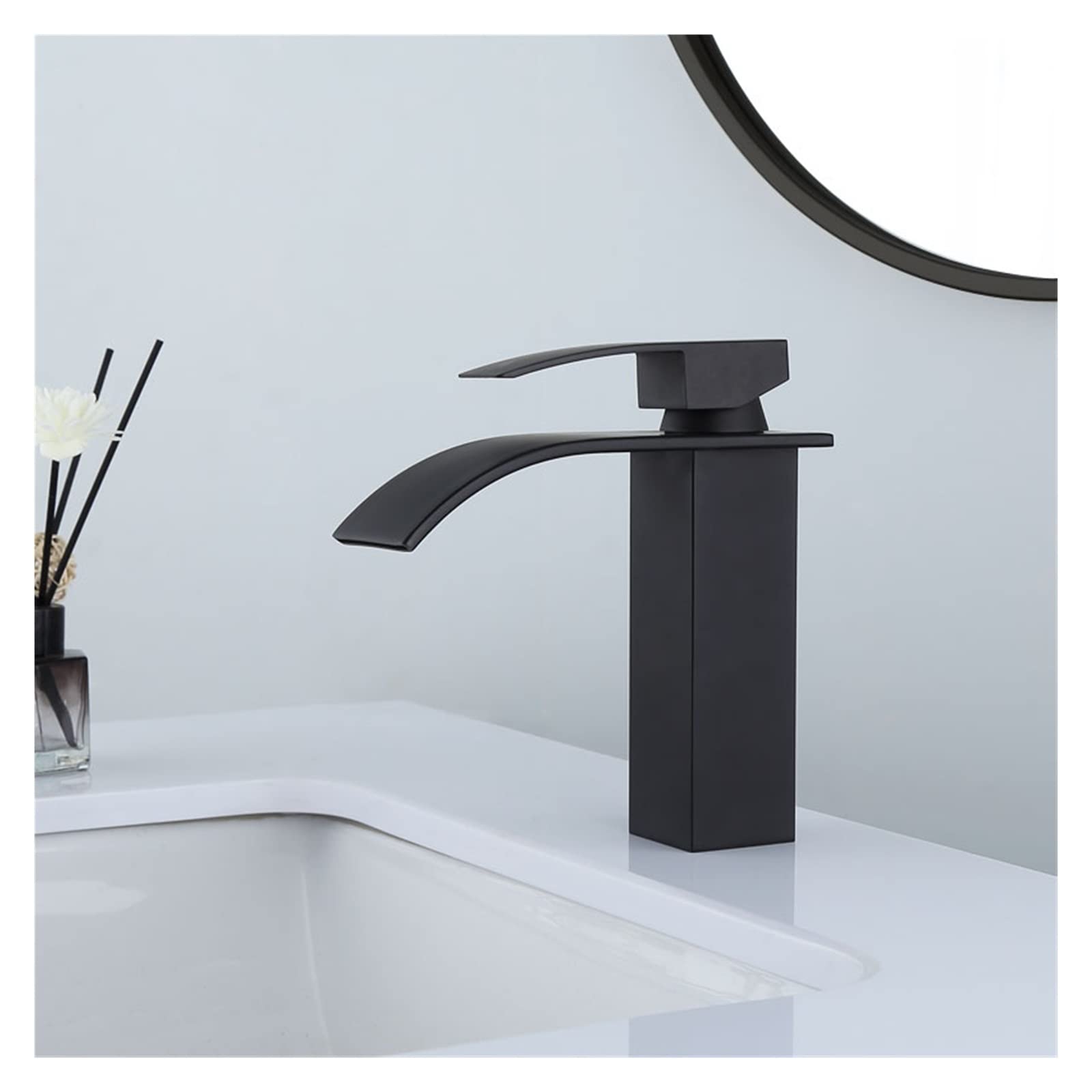 Robinet de lavabo cascade en laiton doré et noir mat de prestige