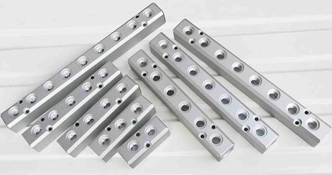 1 pezzo da 1/2" BSPP di ingresso e 1/4" BSPP di uscita, 9 vie, 11 porte, 30 x 30 mm, blocco divisore pneumatico in alluminio per aria, gas, acqua e olio.