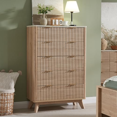 Flexoliving Kommode mit 5 Schubladen, 137 cm Moderner Rillen-Hochschrank mit Melaminplatte in Marmor-Optik, Gewölbtes Design (Natur-Eiche) Flexoliving Kommode mit 5 Schubladen, 137 cm Moderner Rillen-Hochschrank mit Melaminplatte in Marmor-Optik, Gewölbtes Design (Natur-Eiche)