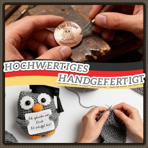 Giftota Pocket Hug Positive Eule - Handgehäkelte Eulen mit Glücksmünze & Lederetui - Glücksbringer & Mutmacher - Gute Besserung - Geschenk für Männer, Frauen