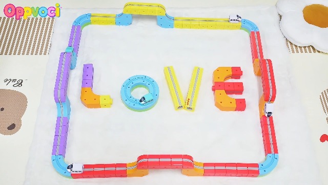 Circuit De Train Électrique 123PCS – Cube Track Set Flexible, Défie La Gravité, Cadeau Éducatif STEAM Pour Enfants 3-8 Ans, 2 Trains Inclus
