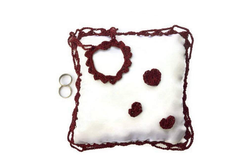 Coussin d'alliances romantique pour un mariage inoubliable en satin et crochet