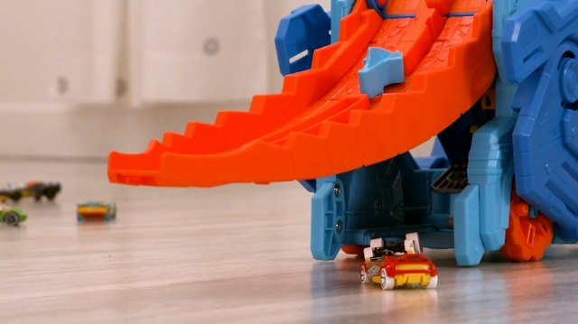 Hot Wheels City Mega Dino Trasportatore Con 10 Macchinine, Set Ispirato A Netflix 'Let's Race', T-Rex Animato Con Luci E Suoni - 2