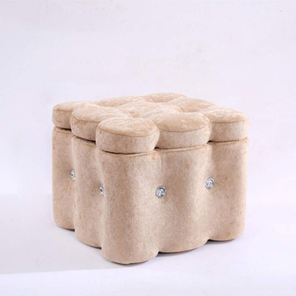 Repose-pieds de rangement en velours gris pour un coin lecture cosy dans le salon