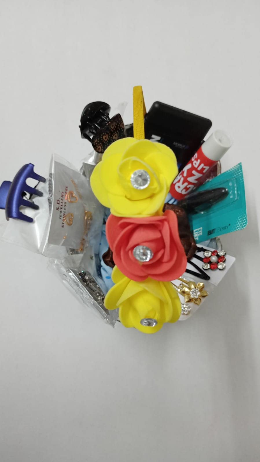 makeup accessories gift hamper for ladies, girls, birthday, anniversary 4