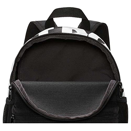 شنطة ظهر براسيليا "جاست دو ات" من نايك (صغير), متعدد الألوان (أسود/أبيض), One Size