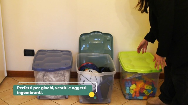 Scatola Di Cartone Con Una Finestra Di Plastica Trasparente Fotografia