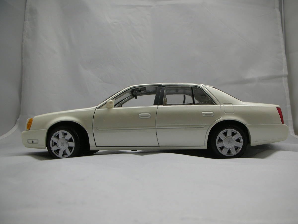 Amazon.co.jp: 1/18 Maisto Cadillac Deuville DTS Night Vision White