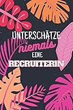 Unterschätze niemals eine Recruiterin: Notizbuch inkl. Kalender 2021 | Das perfekte Geschenk für Frauen, die für Nachschub im Job sorgen | Geschenkidee | Geschenke