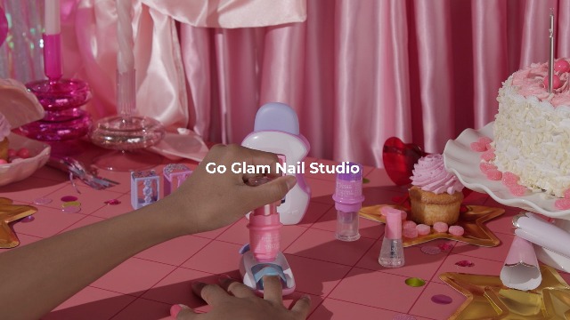 Cool Maker, GO GLAM Studio Nail Kit, Style 200 Nails, 4 Designs, 2