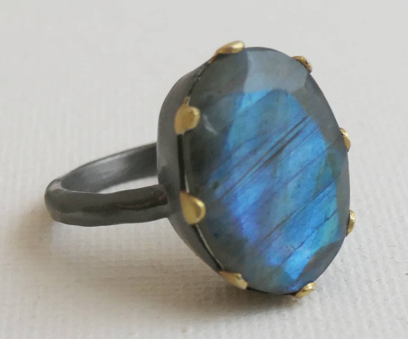 Anillo de cóctel de plata de ley con mezcla de metales y labradorita