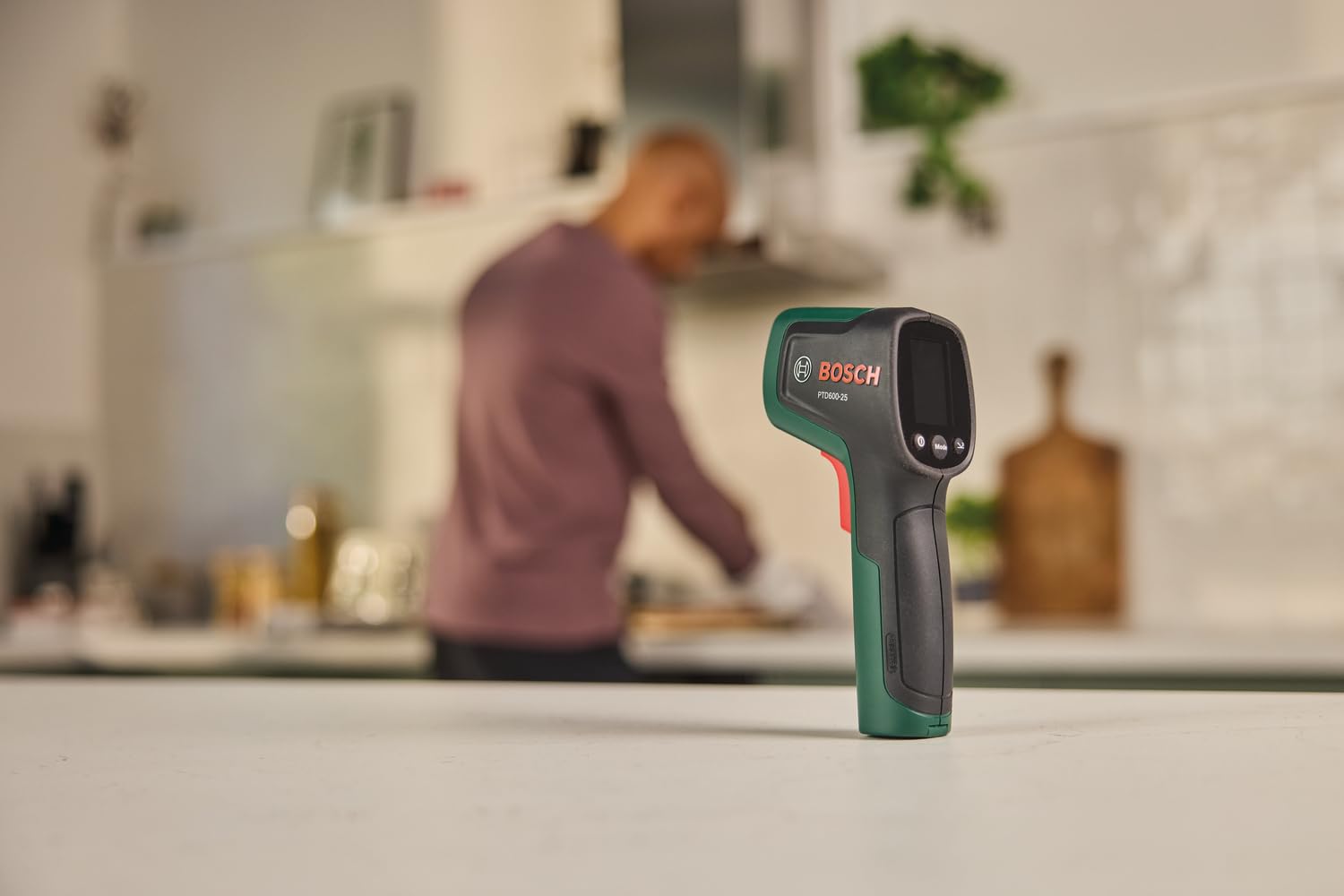 Bosch Termometro a infrarossi PTD600-25 (da -30 °C a +600 °C, 3 modalità, puntatore laser, display retroilluminato, compattezza e leggerezza)
