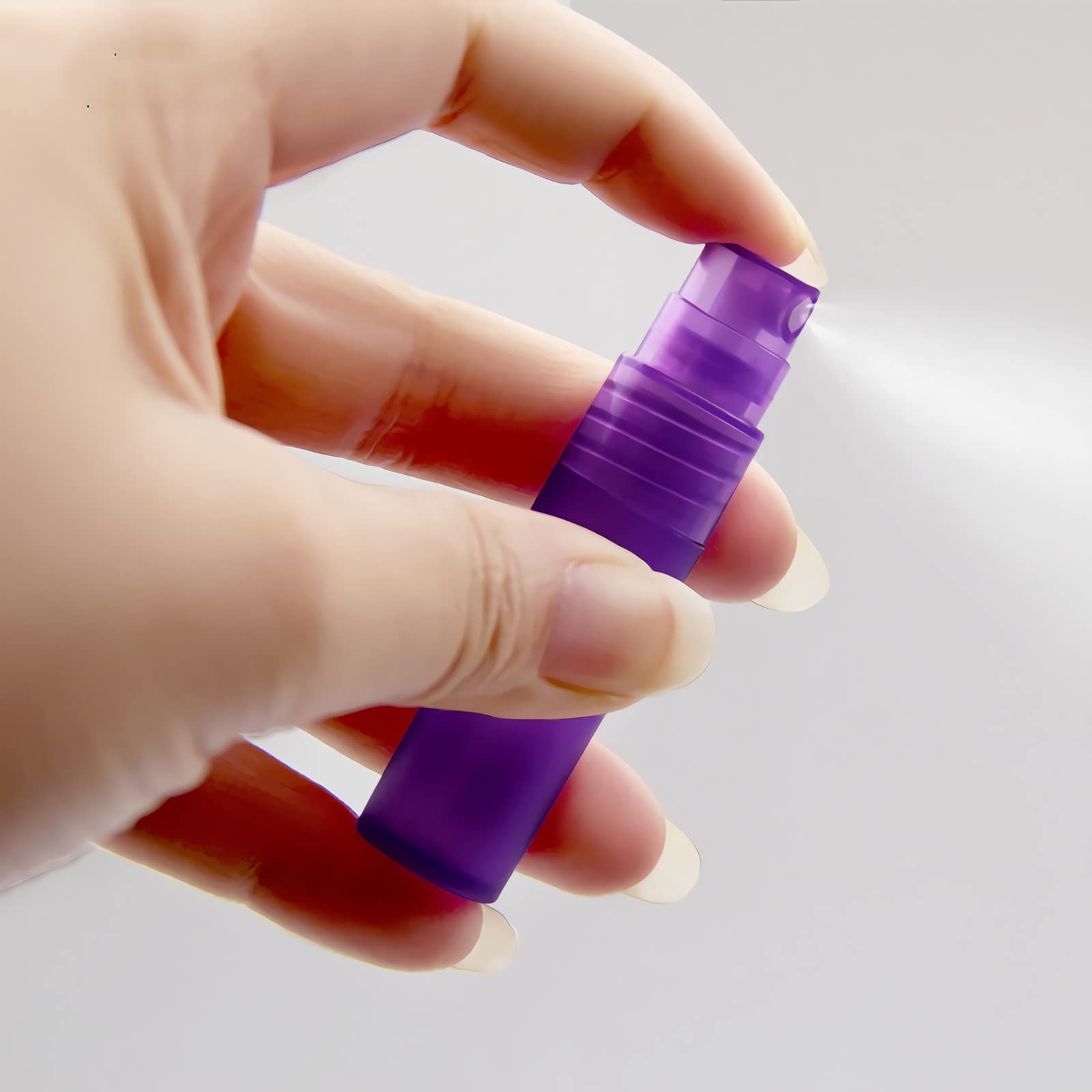 50 Piezas 10ml Botella de Spray Vacía Plástico Transparente Mate Atomizador de Viaje Conjunto de Botellas, con Pulverizador de Niebla Fina para Aromaterapiacon 5 Embudos