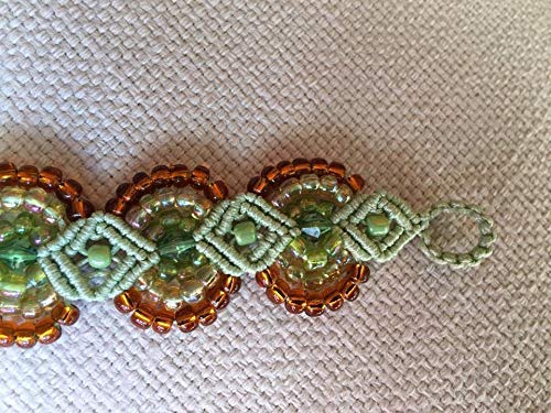Pulsera macrame verde hecha a mano con cuentas ambar y verdes.Mide aprox.17 cm. de largo y 3 cm. de ancho Cierra con botón