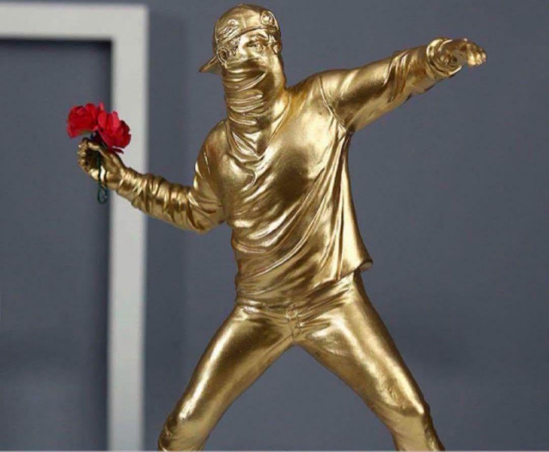 Banksy 花束を投げる男　ゴールド　wcp Banksy 花束を投げる男 ゴールド wcp Banksy 花束を投げる男 ゴールド